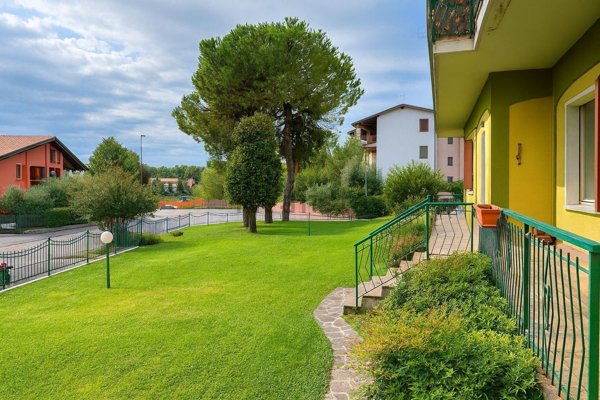 appartamento in vendita a Desenzano del Garda in zona Rivoltella