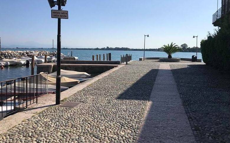 casa indipendente in vendita a Desenzano del Garda in zona Rivoltella