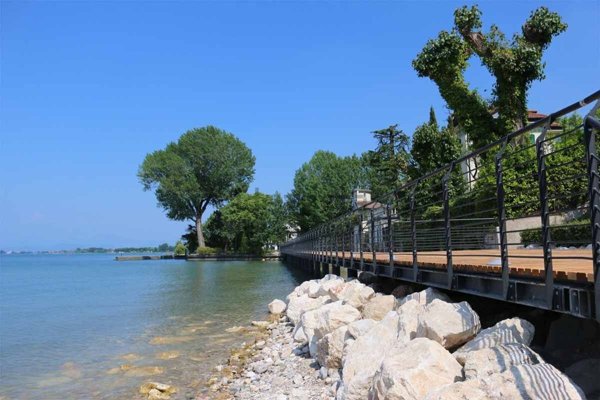 appartamento in vendita a Desenzano del Garda in zona Rivoltella