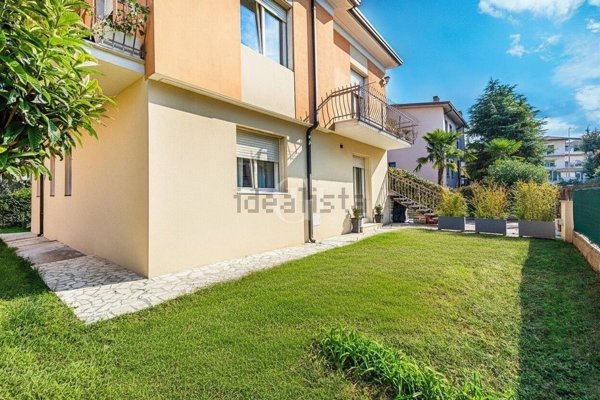 appartamento in vendita a Desenzano del Garda in zona Campeggio sul Vò