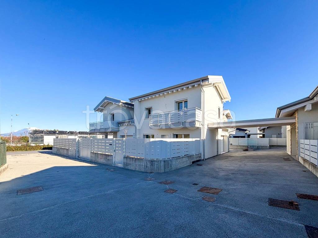 casa indipendente in vendita a Desenzano del Garda in zona Rivoltella