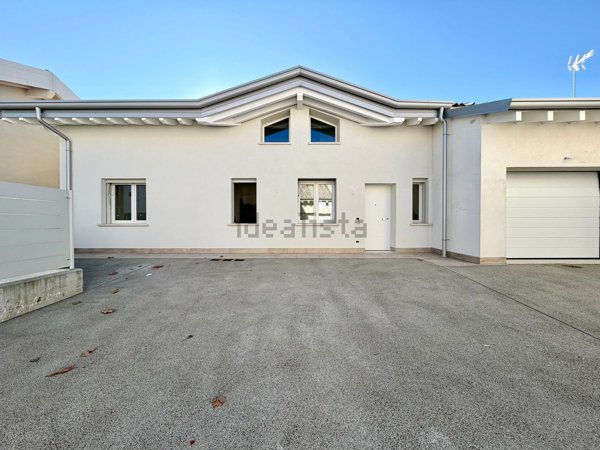 casa indipendente in vendita a Desenzano del Garda in zona Rivoltella