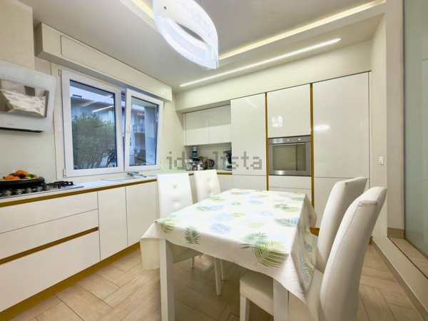 casa indipendente in vendita a Desenzano del Garda in zona Rivoltella