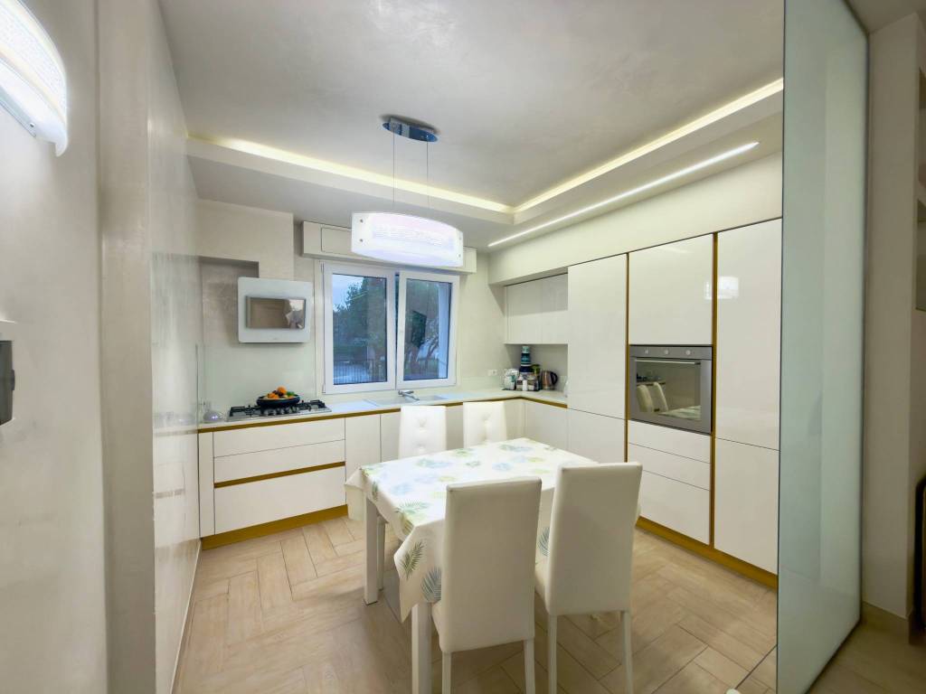 casa indipendente in vendita a Desenzano del Garda in zona Rivoltella