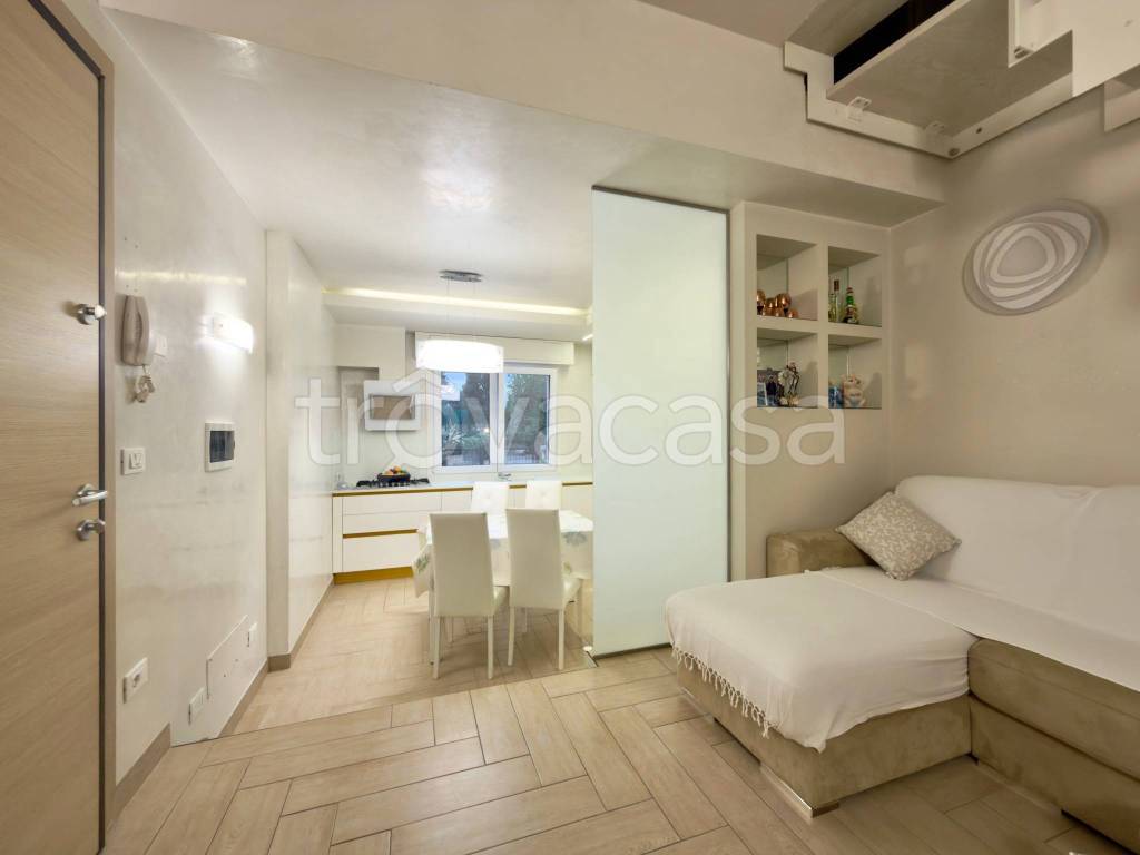 appartamento in vendita a Desenzano del Garda in zona Rivoltella