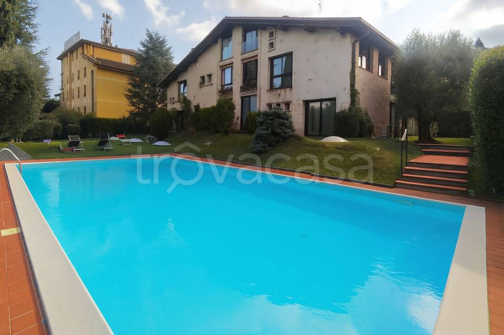 appartamento in vendita a Desenzano del Garda in zona Rivoltella
