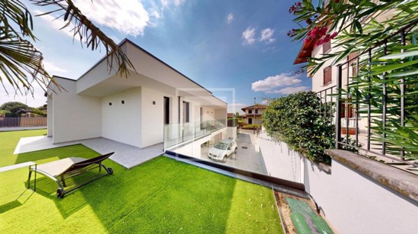 casa indipendente in vendita a Desenzano del Garda in zona Montonale