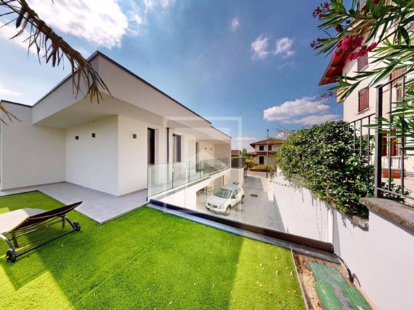 casa indipendente in vendita a Desenzano del Garda in zona Montonale