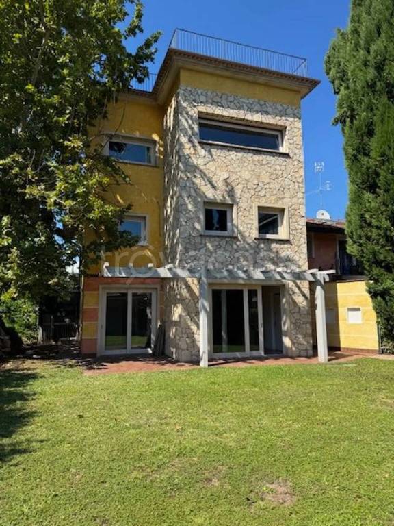 casa indipendente in vendita a Desenzano del Garda