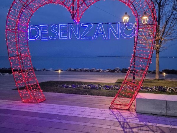 casa indipendente in vendita a Desenzano del Garda