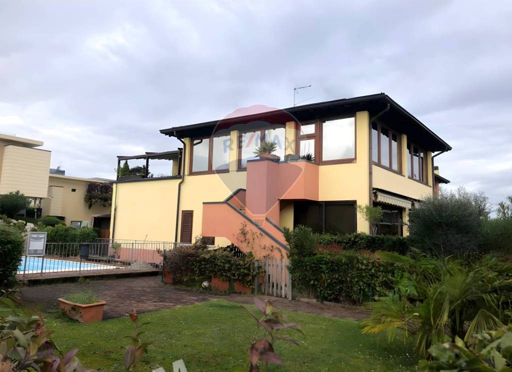 appartamento in vendita a Desenzano del Garda in zona Rivoltella