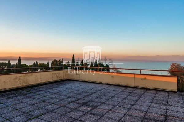 appartamento in vendita a Desenzano del Garda in zona Rivoltella