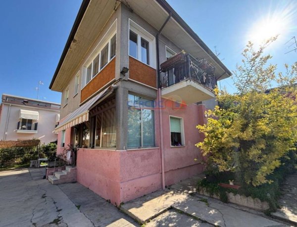 casa indipendente in vendita a Desenzano del Garda in zona Rivoltella