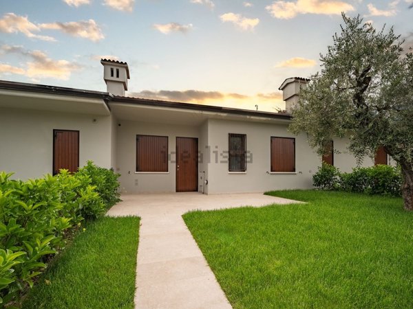 casa indipendente in vendita a Desenzano del Garda