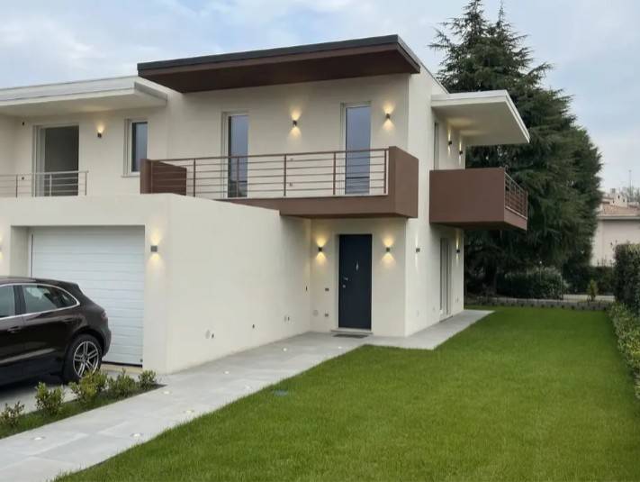 casa indipendente in vendita a Desenzano del Garda in zona Rivoltella