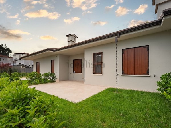 casa indipendente in vendita a Desenzano del Garda