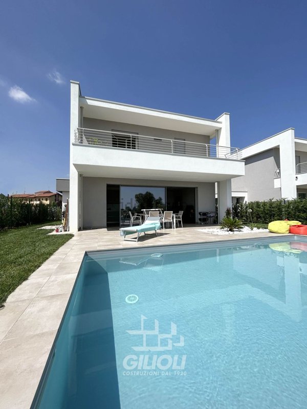 casa indipendente in vendita a Desenzano del Garda