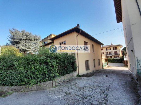casa indipendente in vendita a Desenzano del Garda