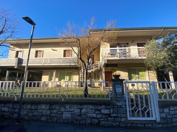casa indipendente in vendita a Desenzano del Garda