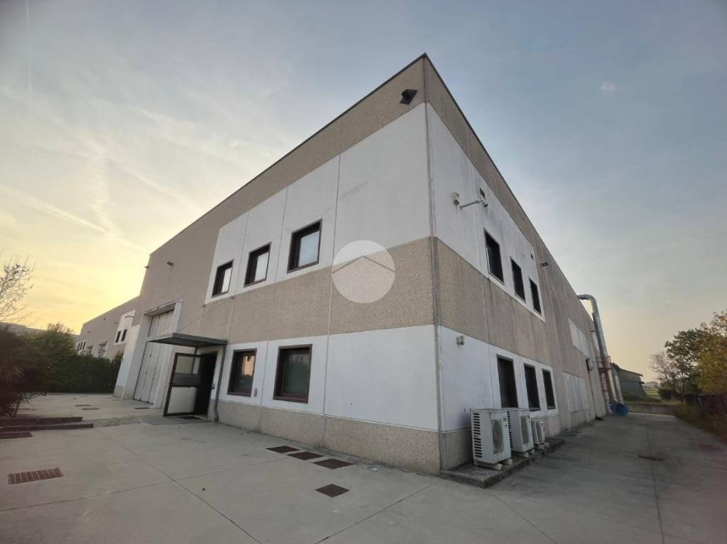 locale commerciale in vendita a Desenzano del Garda