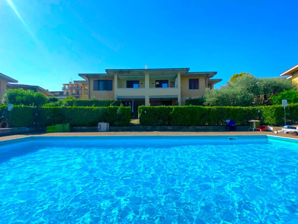 appartamento in vendita a Desenzano del Garda in zona Rivoltella