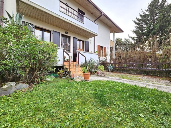 casa indipendente a Desenzano del Garda in zona San Martino della Battaglia