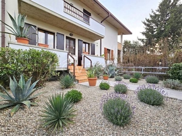 casa indipendente a Desenzano del Garda in zona San Martino della Battaglia