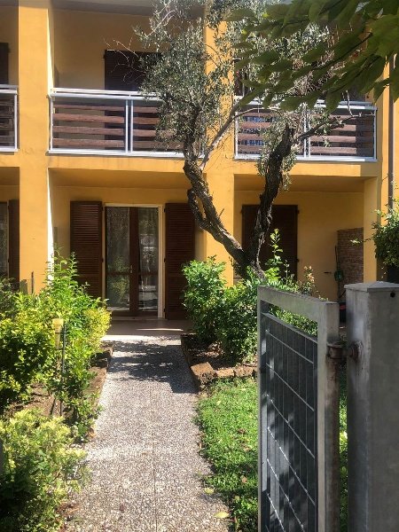 casa indipendente in vendita a Desenzano del Garda in zona Rivoltella