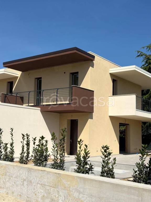 casa indipendente in vendita a Desenzano del Garda in zona Rivoltella