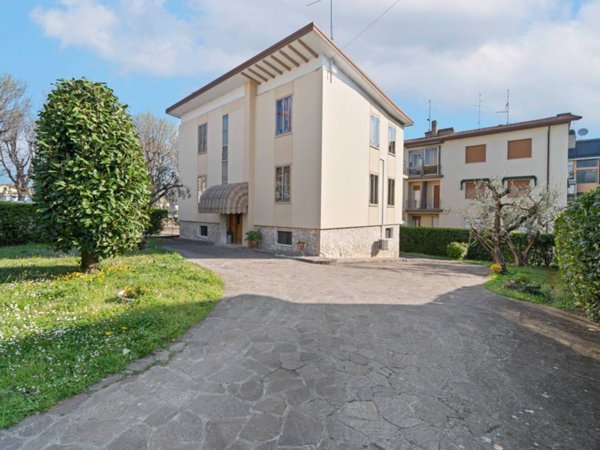casa indipendente in vendita a Desenzano del Garda