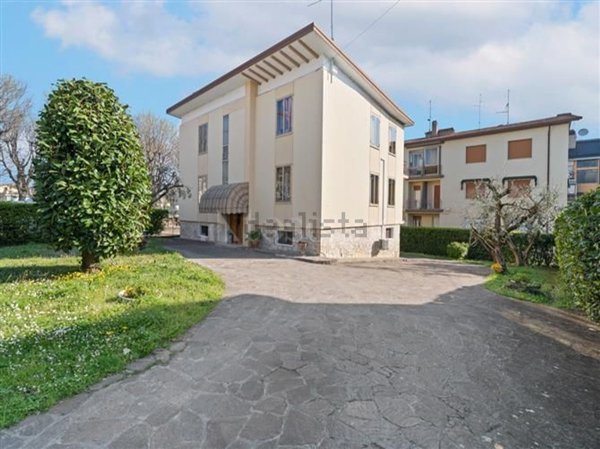 casa indipendente in vendita a Desenzano del Garda