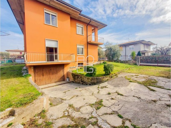 casa indipendente in vendita a Desenzano del Garda in zona Rivoltella