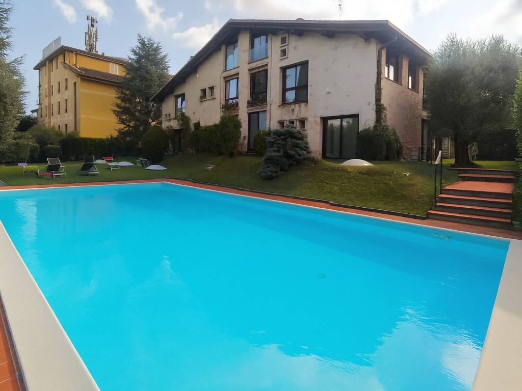 appartamento in vendita a Desenzano del Garda in zona Rivoltella