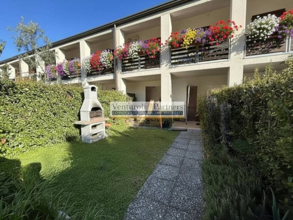 casa indipendente in vendita a Desenzano del Garda in zona Rivoltella