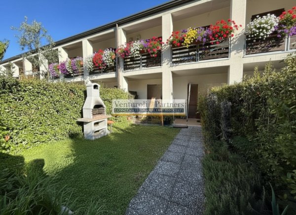 casa indipendente in vendita a Desenzano del Garda in zona Rivoltella