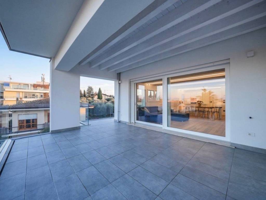 appartamento in vendita a Desenzano del Garda in zona Rivoltella