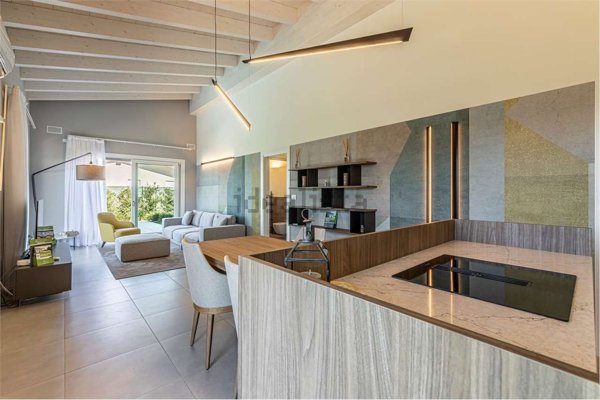 casa indipendente in vendita a Desenzano del Garda