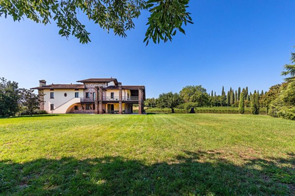 casa indipendente in vendita a Desenzano del Garda