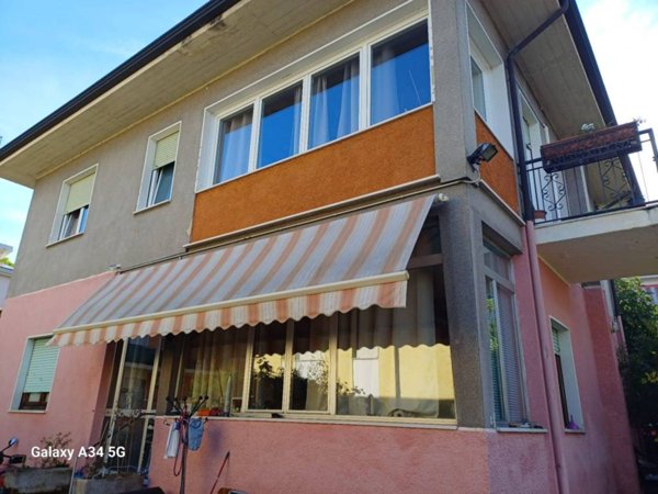 casa indipendente in vendita a Desenzano del Garda in zona Rivoltella