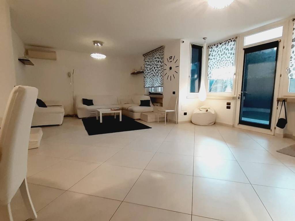 casa indipendente in vendita a Desenzano del Garda in zona Rivoltella