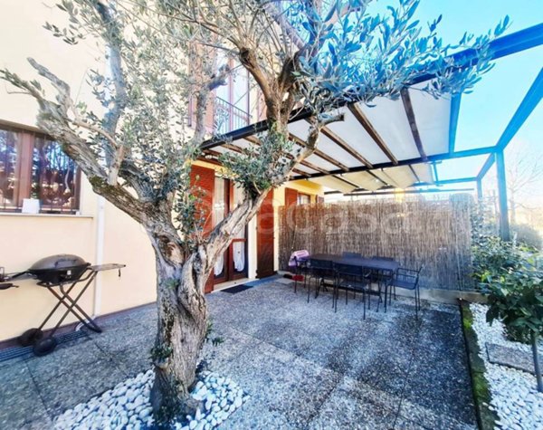casa indipendente in vendita a Desenzano del Garda in zona Rivoltella