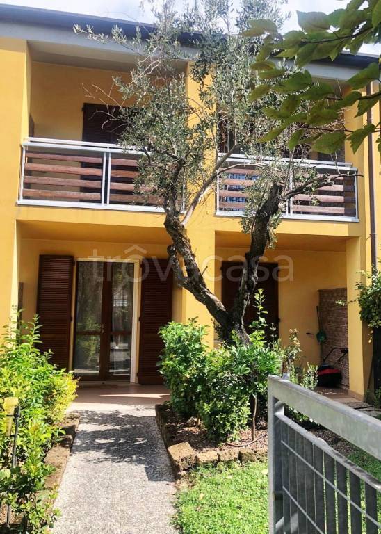 casa indipendente in vendita a Desenzano del Garda in zona Rivoltella