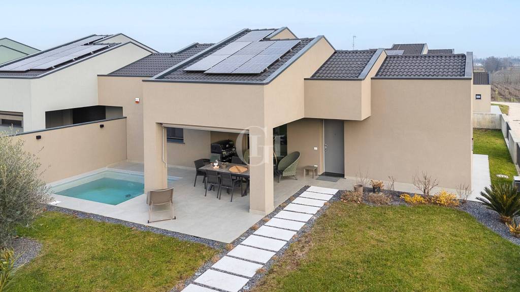 casa indipendente in vendita a Desenzano del Garda in zona Rivoltella