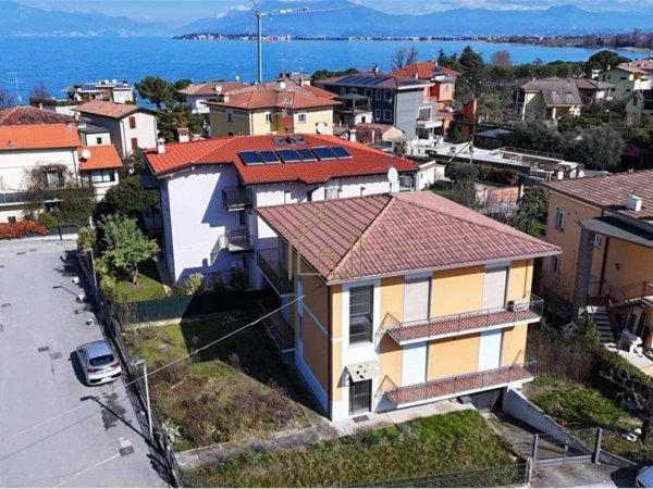 casa indipendente in vendita a Desenzano del Garda in zona Rivoltella