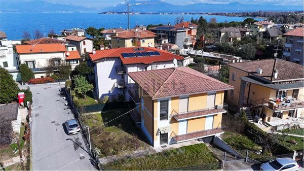 casa indipendente in vendita a Desenzano del Garda in zona Rivoltella
