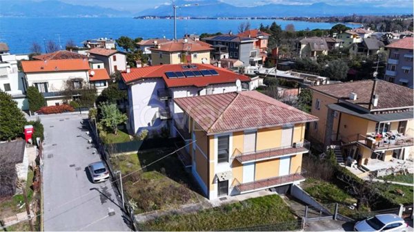 casa indipendente in vendita a Desenzano del Garda in zona Rivoltella