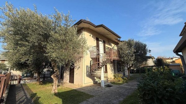 appartamento in vendita a Desenzano del Garda in zona Rivoltella