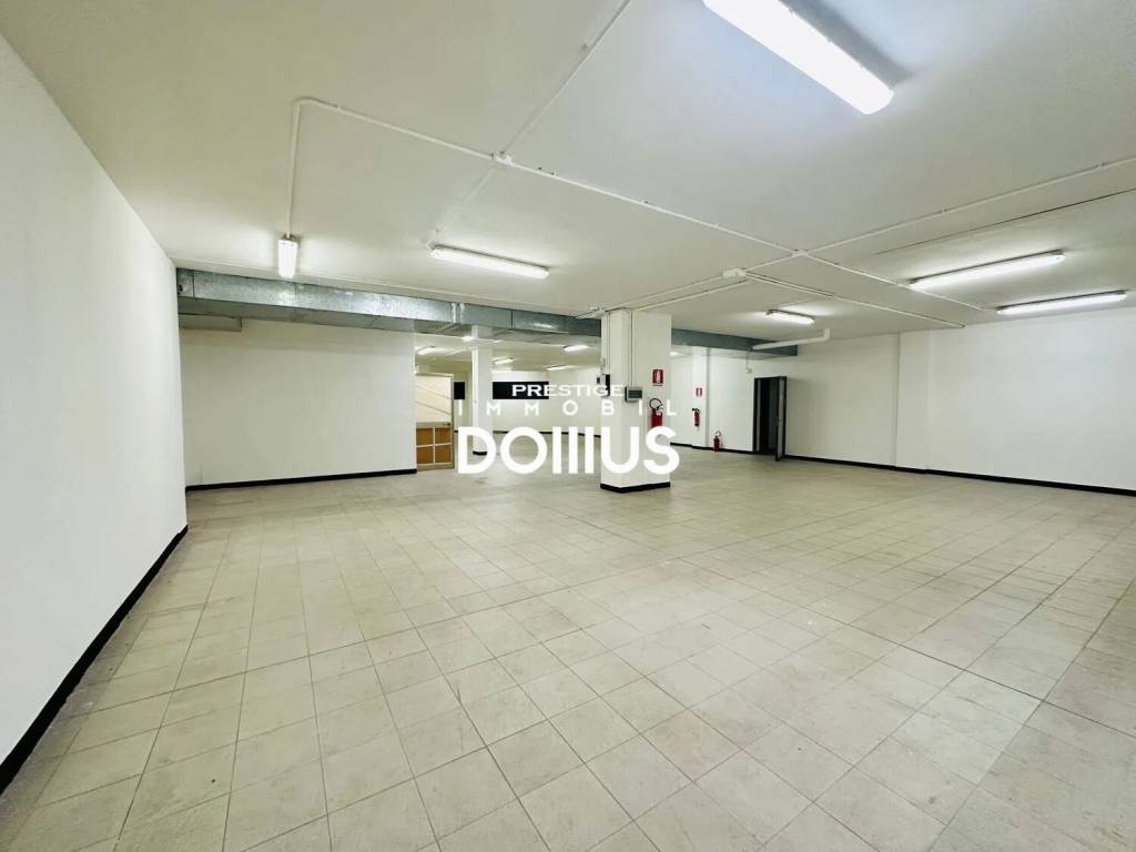 negozio in vendita a Desenzano del Garda in zona Rivoltella