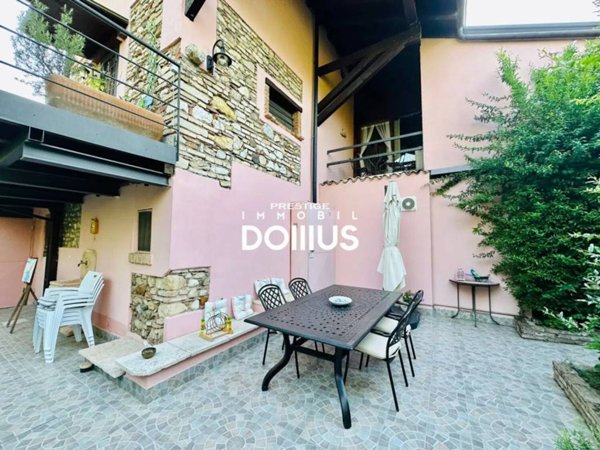casa indipendente in vendita a Desenzano del Garda in zona Rivoltella