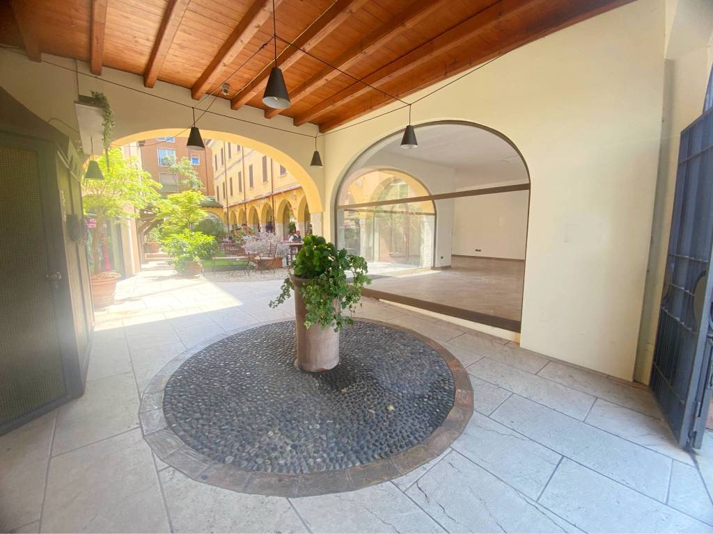 negozio in vendita a Desenzano del Garda